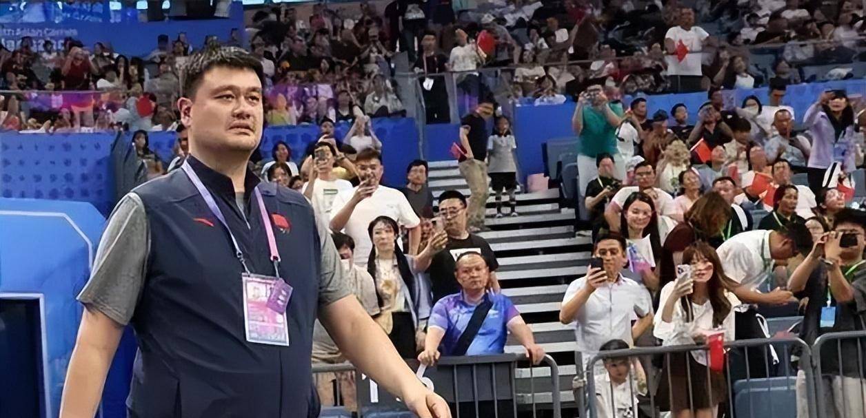 姚明空降nba篮网主场,蔡崇信作陪,翘起二郎腿看球,霸气十足_比赛_篮球