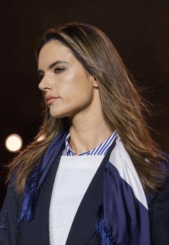 巴西名模安布罗休再现时装秀场,退去翅膀的天使依然美_气质_白色_魅力