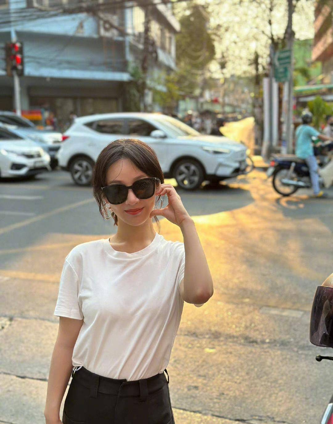 原因是杨紫有刘海,而刘海和的头发从中间分开,形成一个拱形.