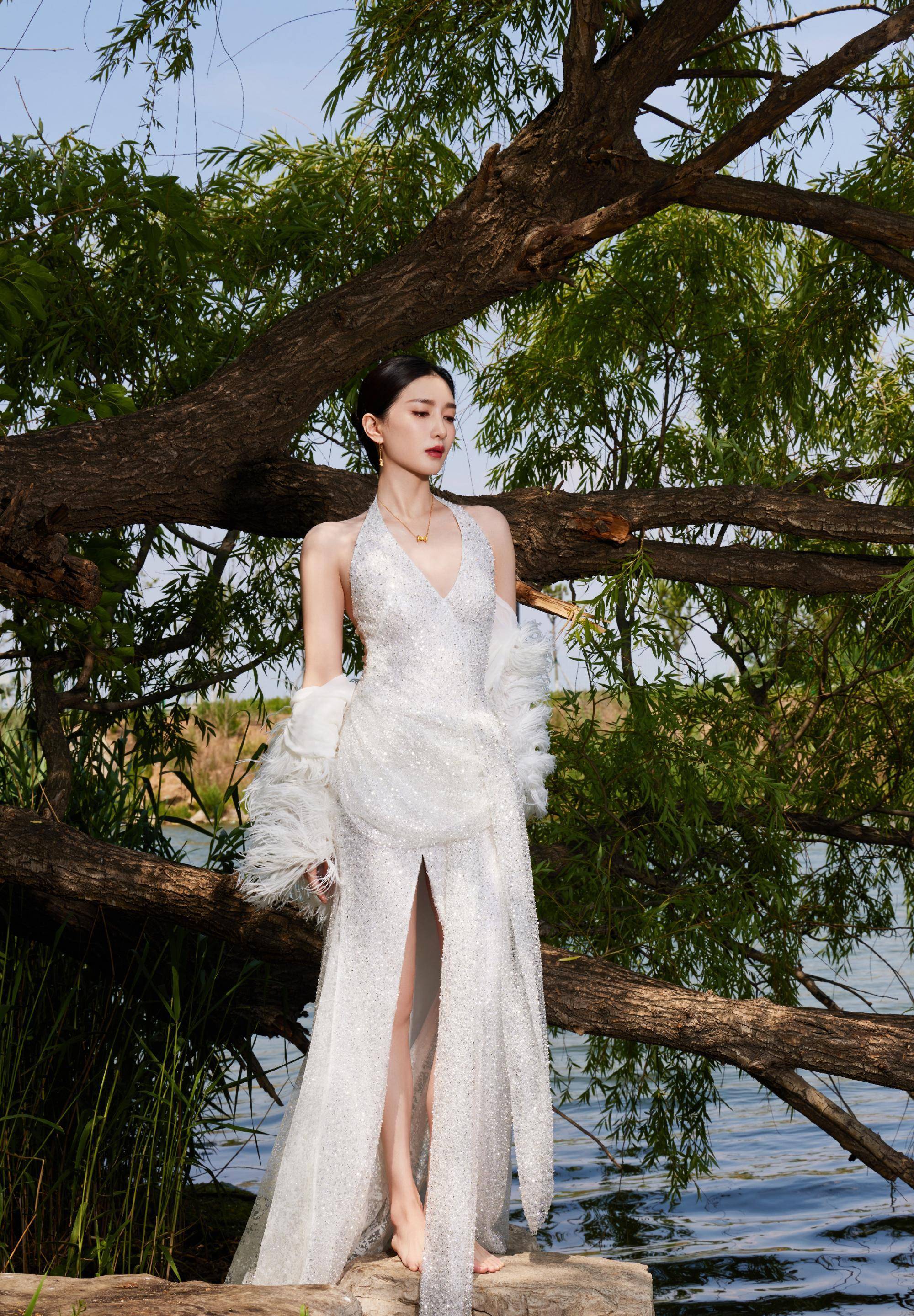 今天江疏影秀场上的美照,露背深v高开叉造型,像如雪一样优雅明亮_白色