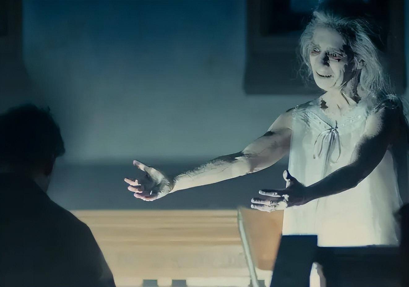 《血书》以时间旅行的叙事方式使观众亲身体验到了不同时代的差异