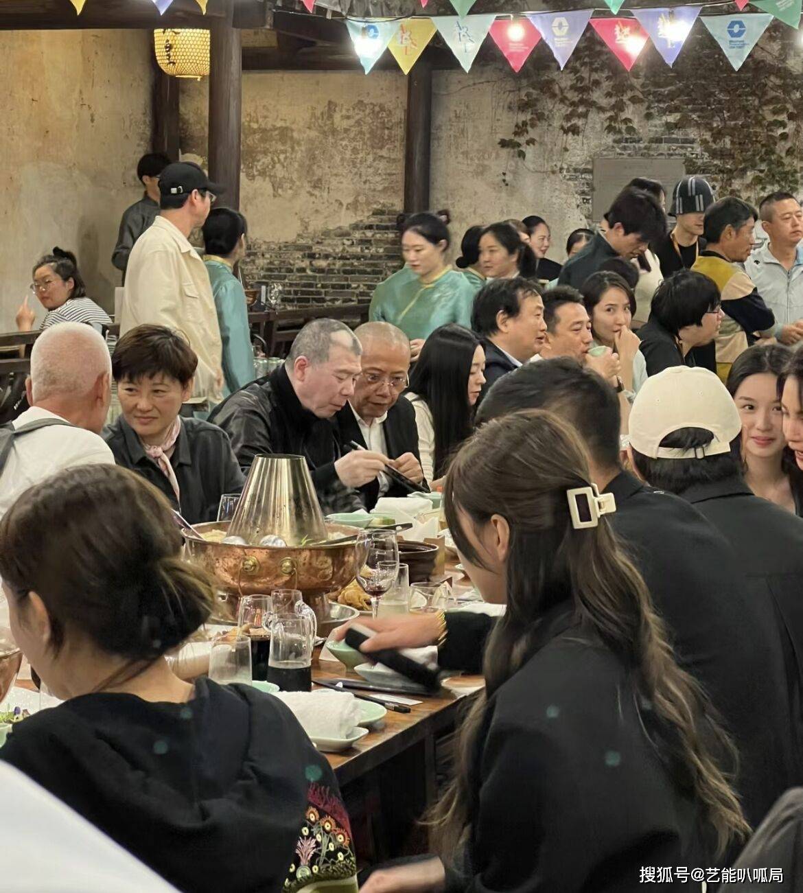 一顿饭n个应酬名场面,新人组团敬酒向上社交_黄磊_李冰冰_黄多多