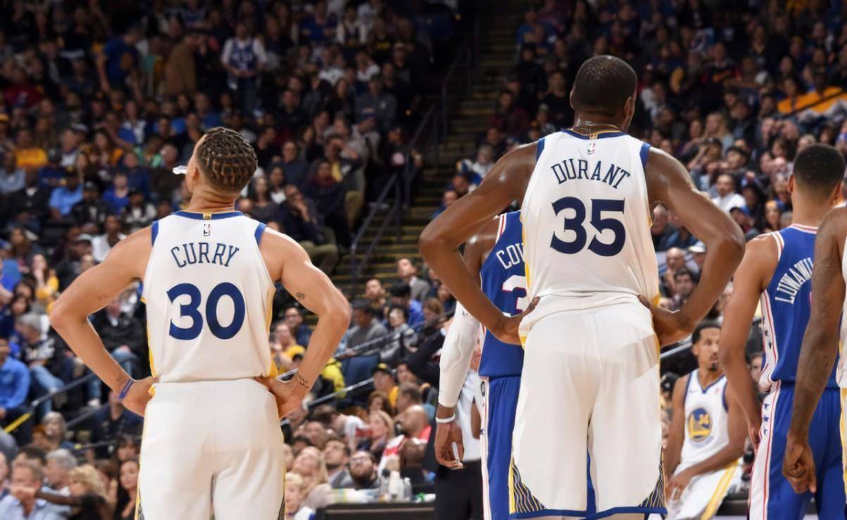 库里拥抱杜兰特,勇士球迷为kd起立欢呼!_比赛_质疑_实力