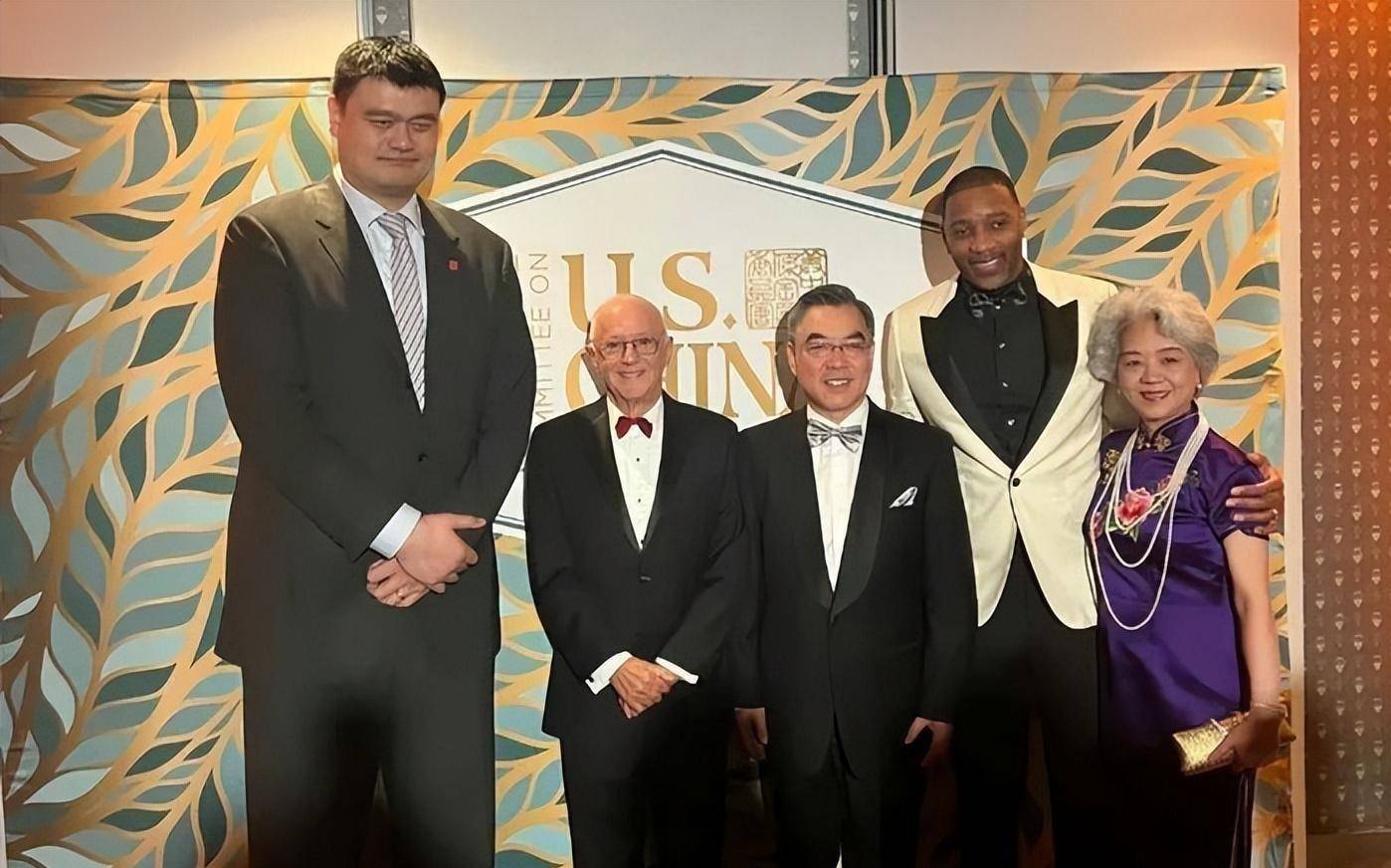 姚明空降nba篮网主场,蔡崇信作陪,翘起二郎腿看球,霸气十足_比赛_篮球