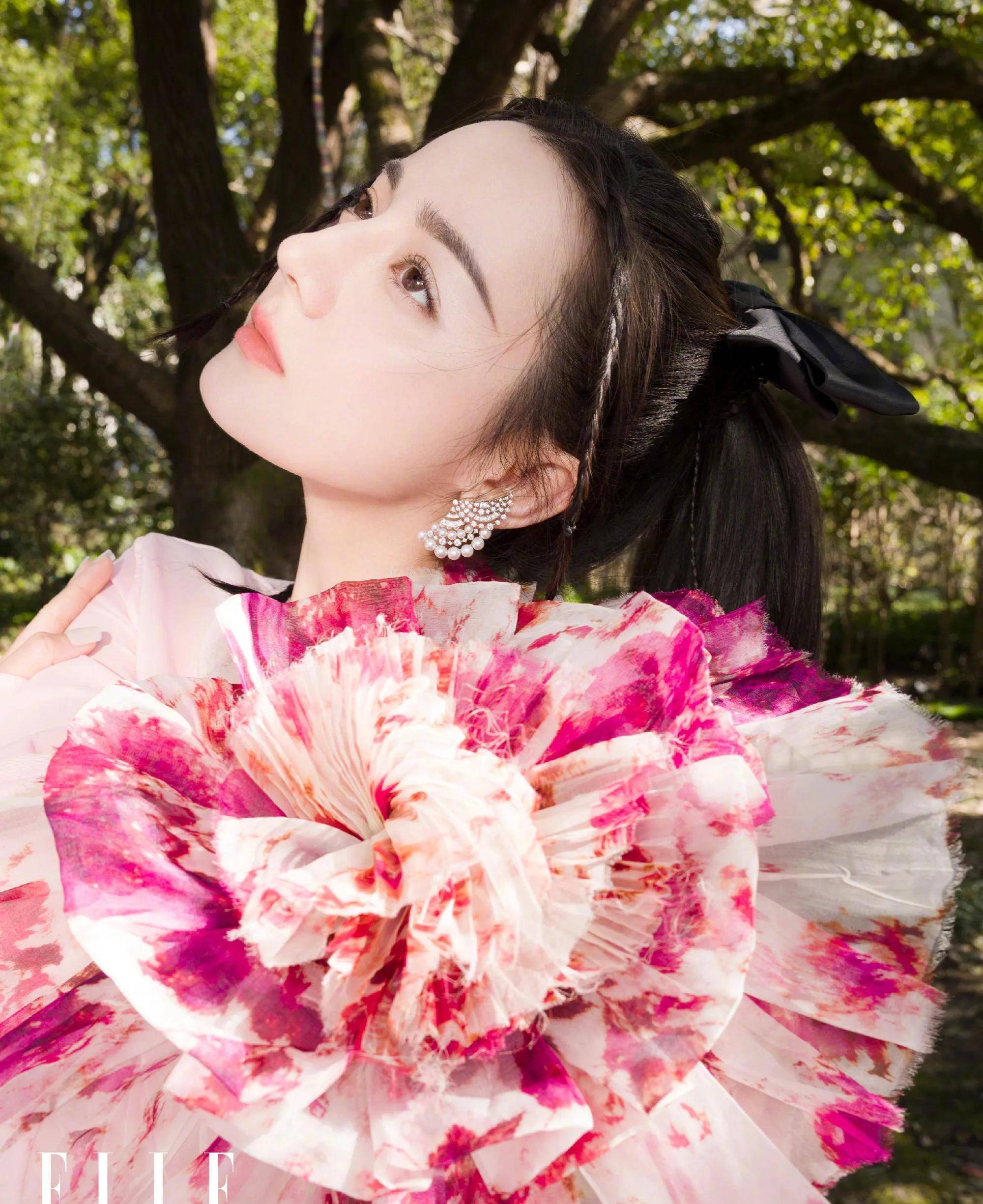 迪丽热巴再次登上该杂志封面,她可盐可甜,就像初恋一样,风格百变又惹