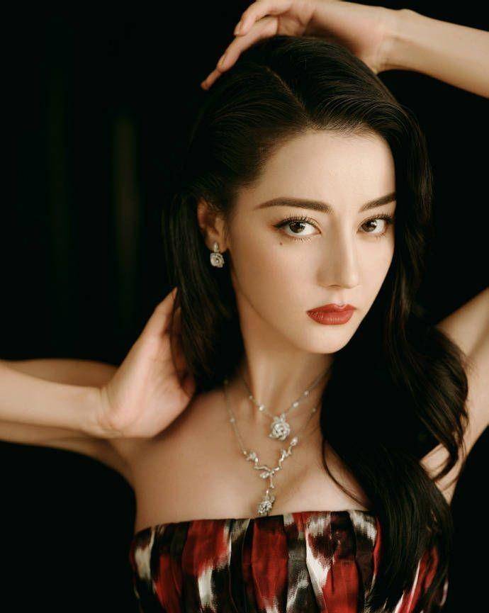 原创            迪丽热巴的斑点服装风格简单，优雅，大方