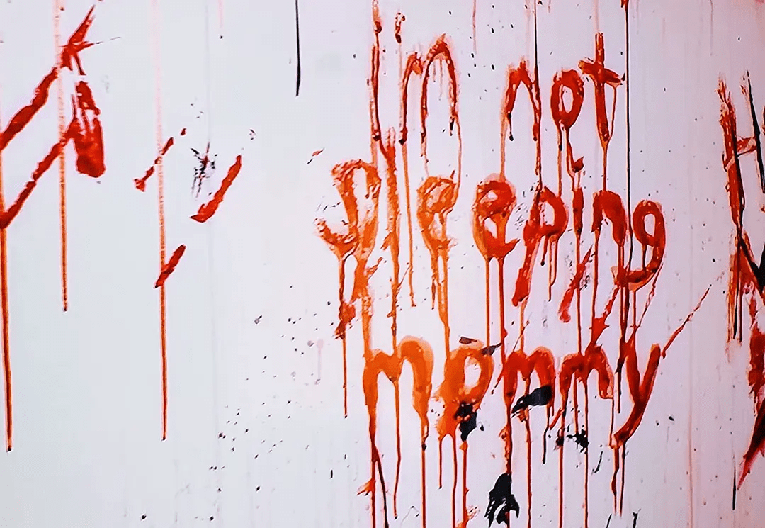 《血书》以时间旅行的叙事方式使观众亲身体验到了不同时代的差异