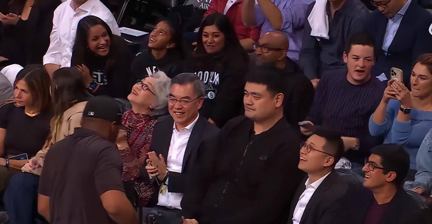 姚明空降nba篮网主场,蔡崇信作陪,翘起二郎腿看球,霸气十足_比赛_篮球