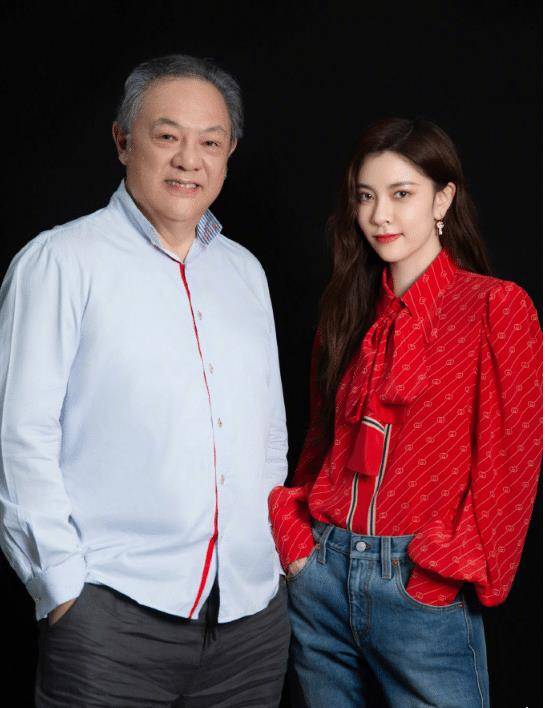 宋妍霏上观察类节目,家庭氛围感十足,与爸爸的合照引围观_话题_观众