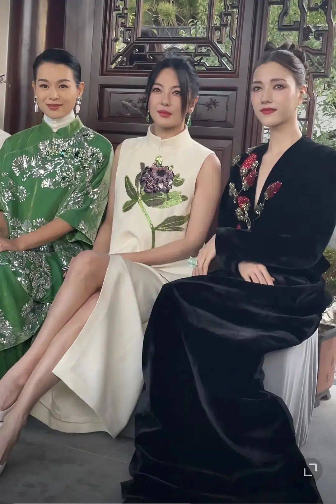 43岁胡杏儿与张雨绮娜然同框气质最好,其他两人为凹造型很拧巴_显得