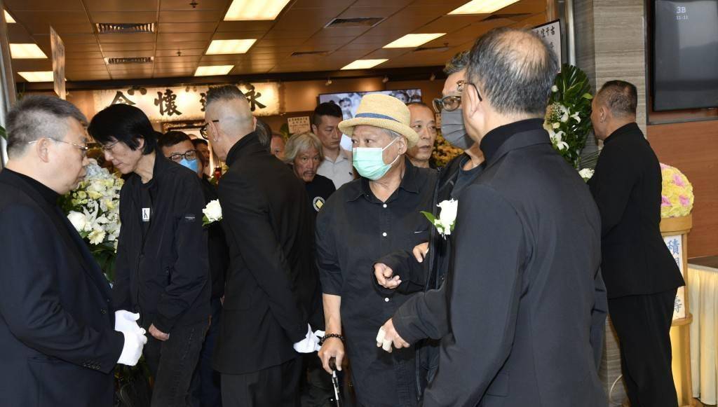 原创孟海葬礼,洪金宝拄拐伤心送别,17岁女儿捧遗照亲友泪流不止_钱嘉