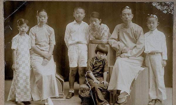 李蕙仙这一生,总是默默无闻在丈夫身后,相夫教子,勤俭持家.