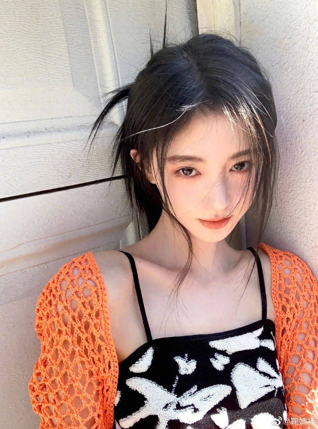 日常造型时她依旧会增加发根的蓬松感,将颅顶调高到了黄金比例(额头与