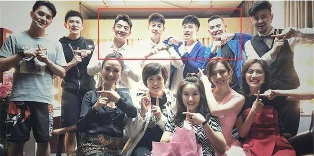 而说到陈赫,作为上戏的学生,他同样出身在一个优秀的班级,同宿舍四