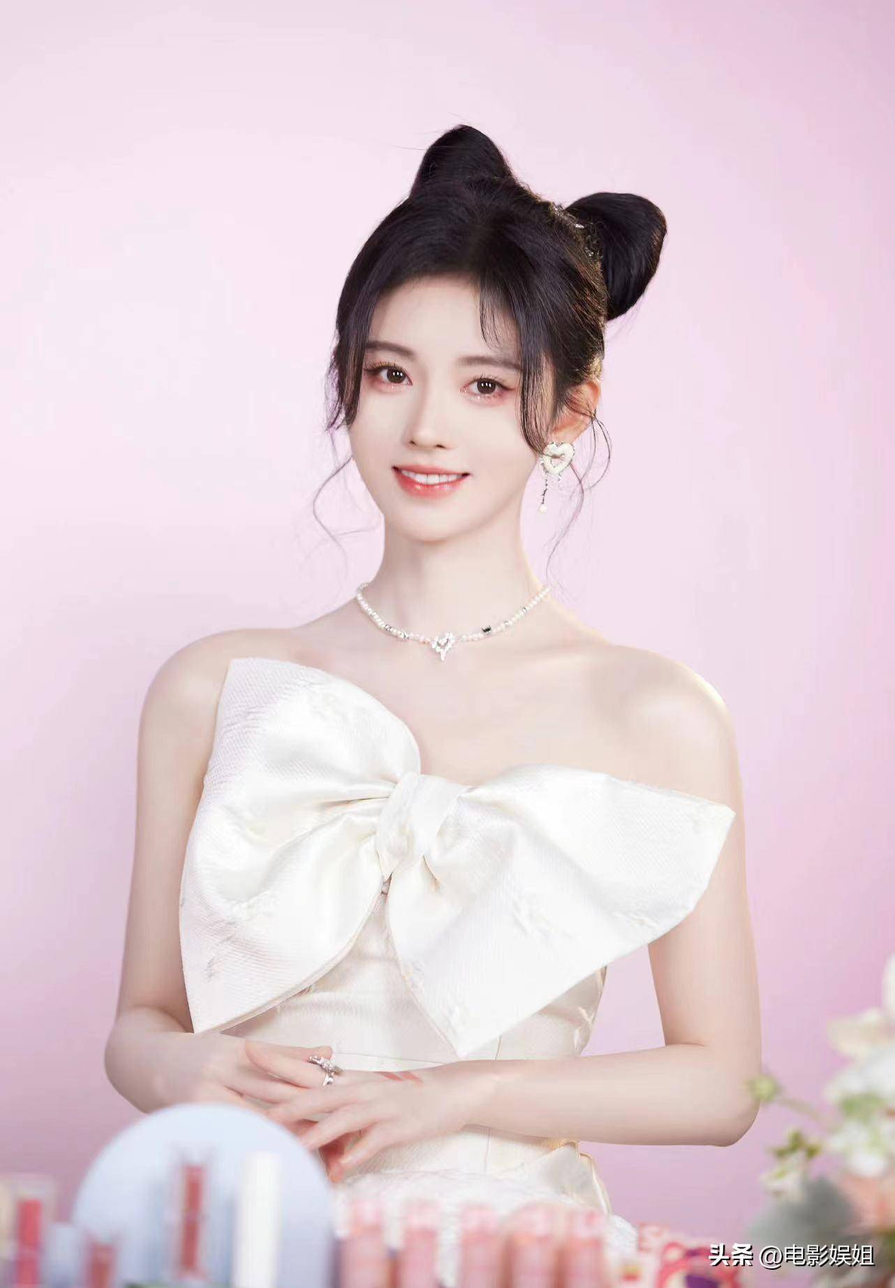 杨超越虽是选秀出道,片酬比同级别演员更低,但流量很大.