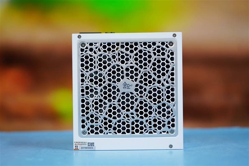 全白颜值 更有性价比！鑫谷昆仑MU(图4)