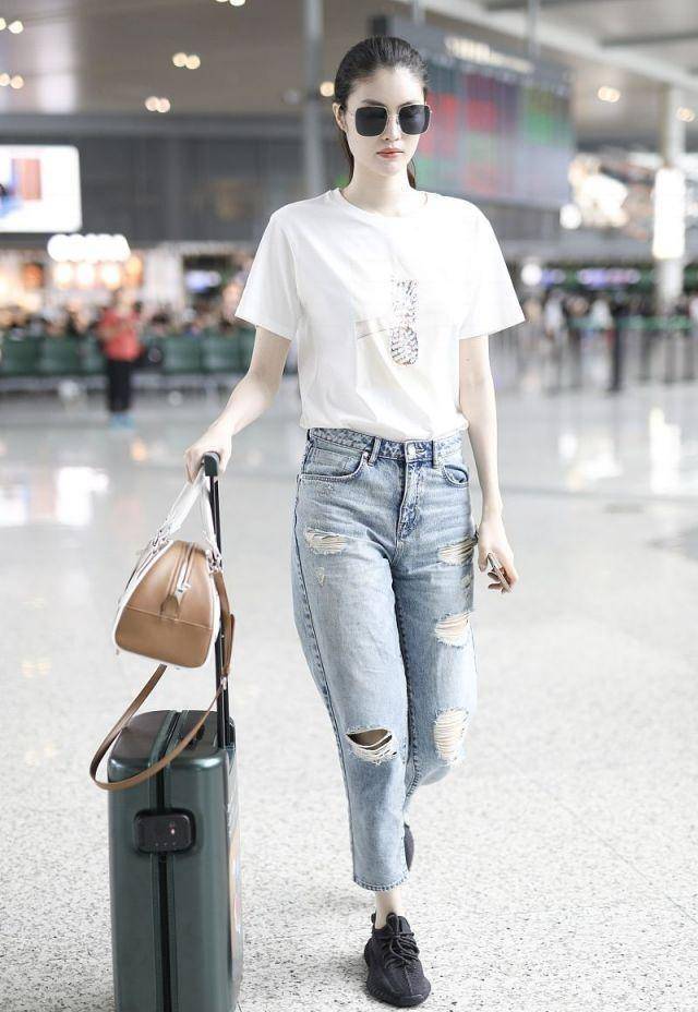 何穗自提行李机场开秀大展超模风采,配合迷弟玩自拍浅笑甜美动人_牛仔