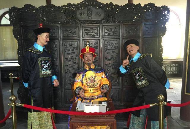 乾隆微服出巡路遇瓜摊,吃瓜相聊大赞瓜农,转身瞬间变脸:斩杀!