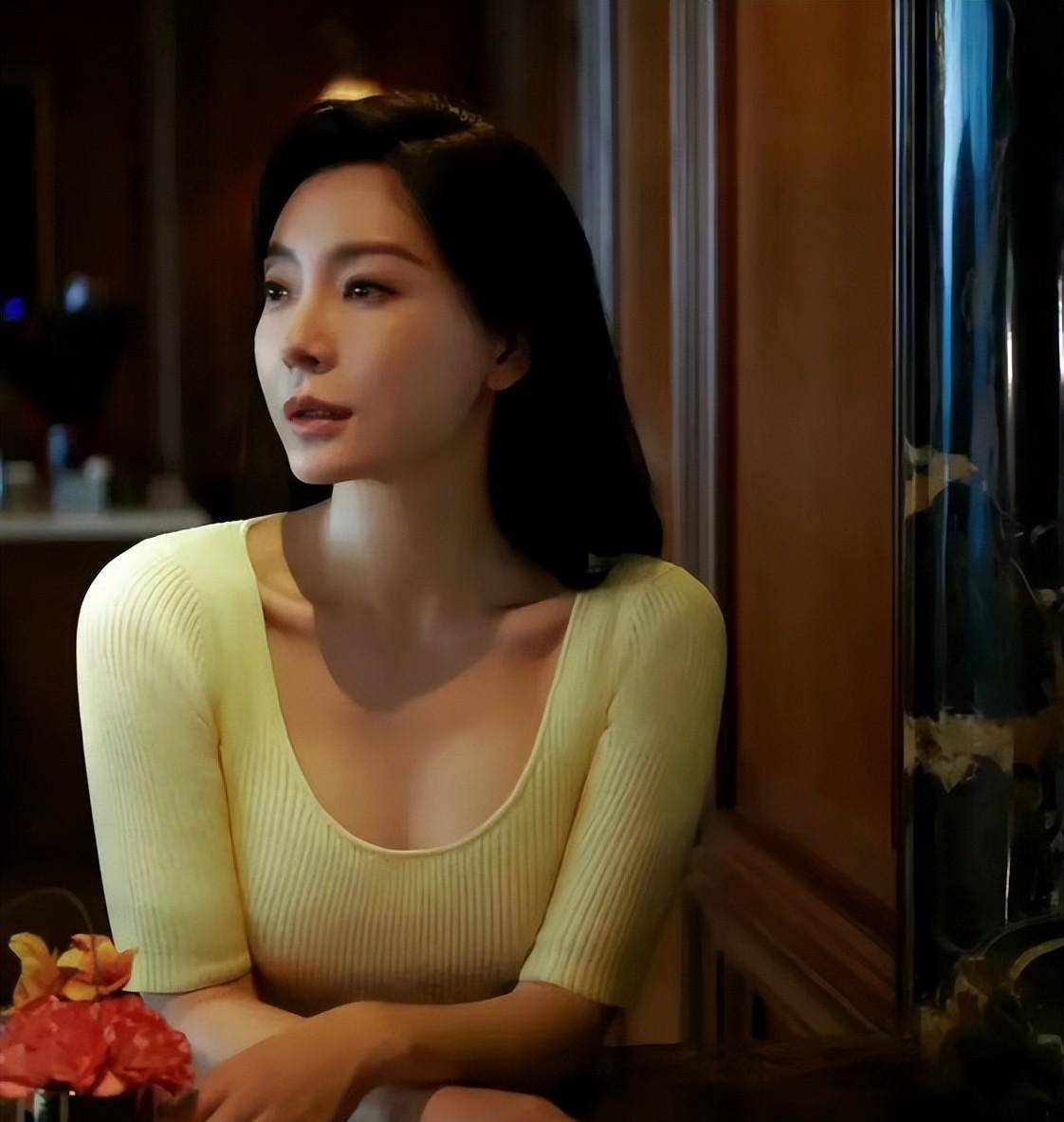 46岁的陈数分享了一张自拍照,美丽的_着装_演技_表演