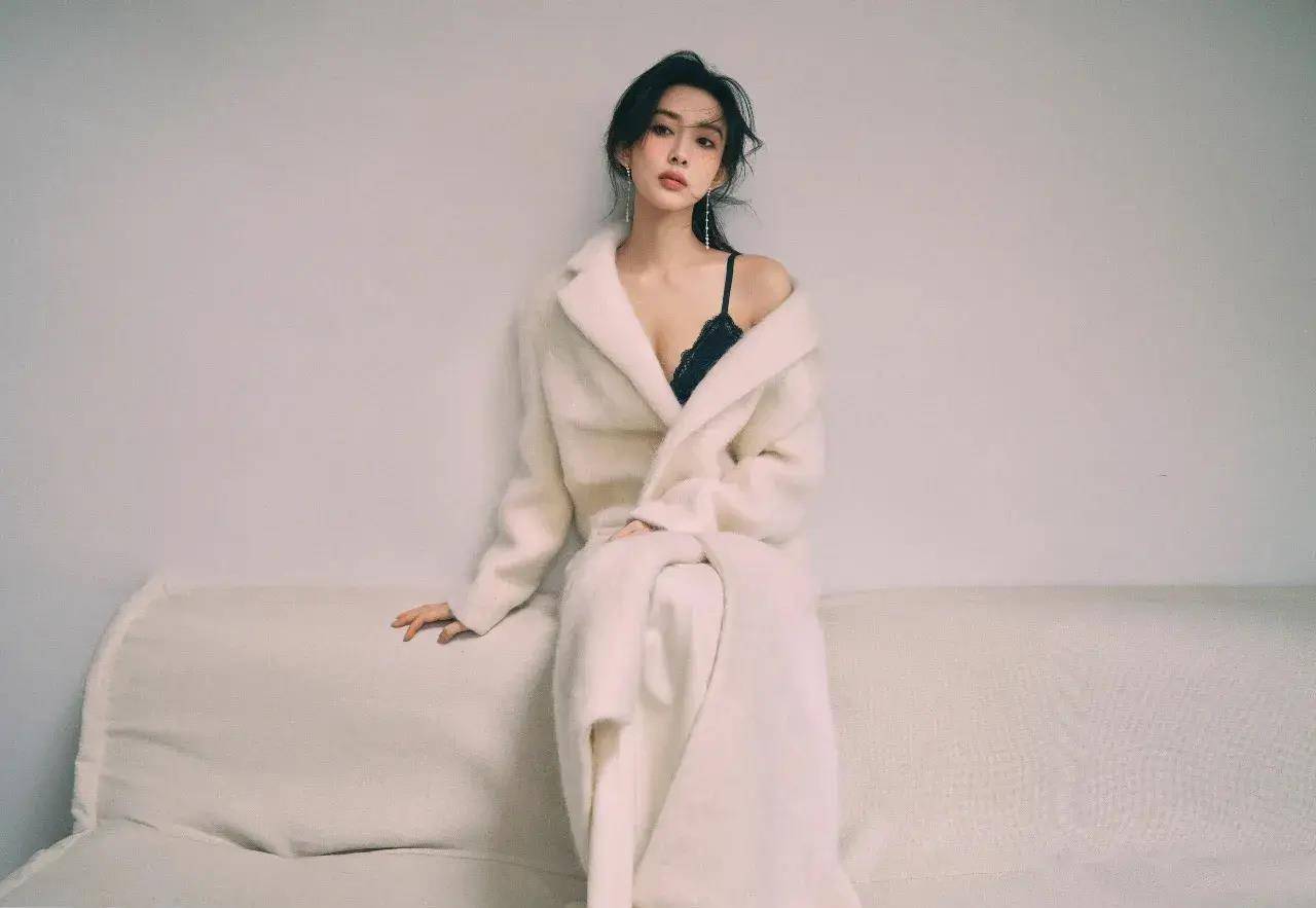 27岁孟子义登《男人装》金九刊,深v抹胸,蕾丝胸衣演绎性感_白色_时尚