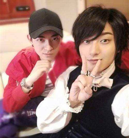 黄子韬晒童年合照,整没整容一看便知,表哥姜彭的颜值亮了_电视剧_角色