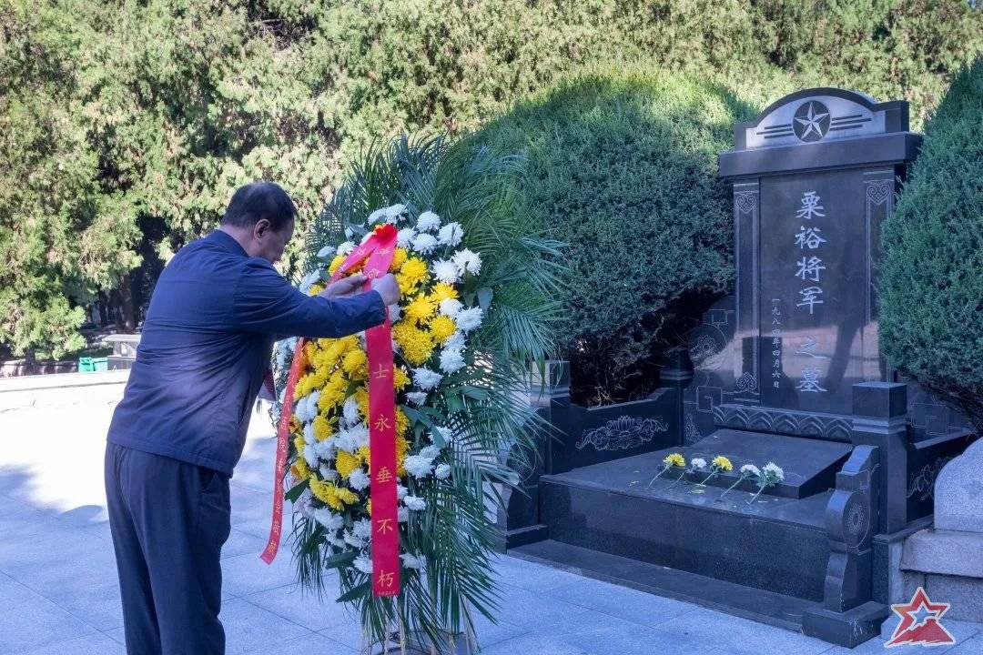 在孟良崮战役纪念馆进行现场教学,大家在孟良崮英烈亭前缅怀先烈,敬献