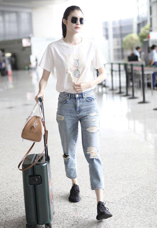 何穗自提行李机场开秀大展超模风采,配合迷弟玩自拍浅笑甜美动人_牛仔