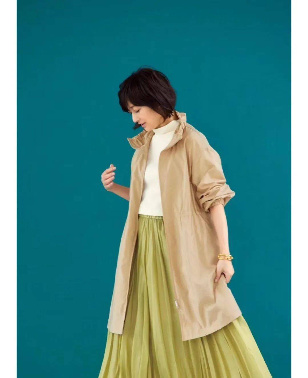 富冈佳子优雅着装曝光!_外套_裙子_时尚