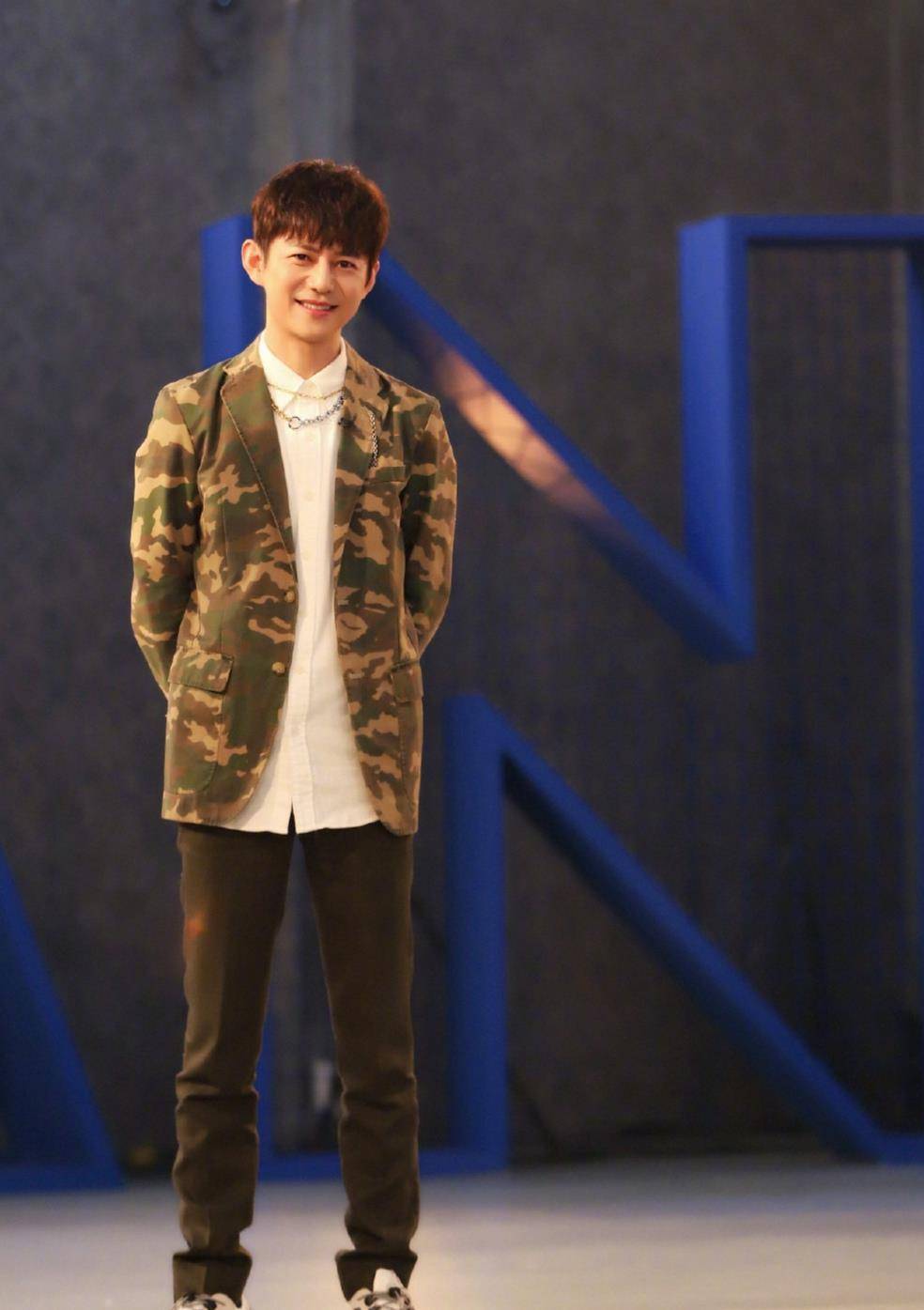 跟工作人员随便说下,就直接给放在工作间,后台,何炅看到的时候,各种