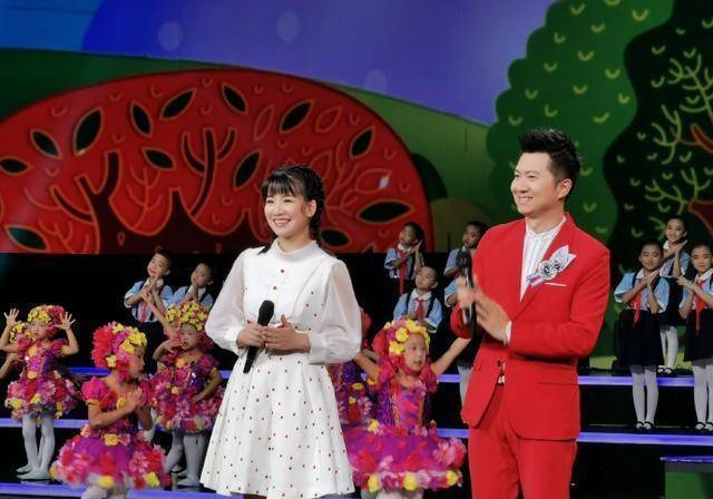 红果果产后首度回归《智慧树》,疑头发变少被说是母乳期脱发_泡泡