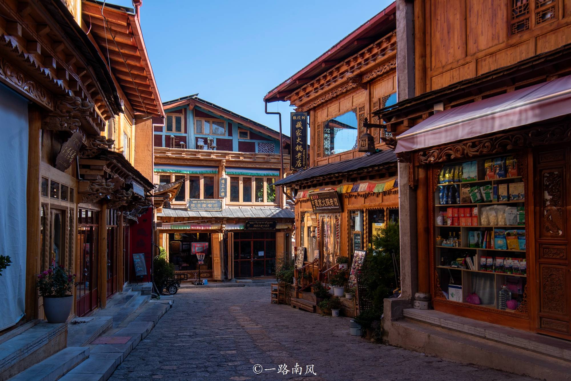 中国最大的藏民居群之一,藏在梦中天堂香格里拉,宛如世外桃源_古城