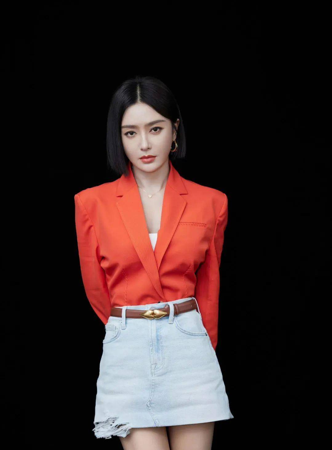 44岁的秦岚真是不负岁数了,职场风格优雅干练,谁看到了会感到困惑