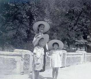 晚年史良身体并不太好,每天都要吃药,全凭先生陆殿栋悉心照顾,在家里