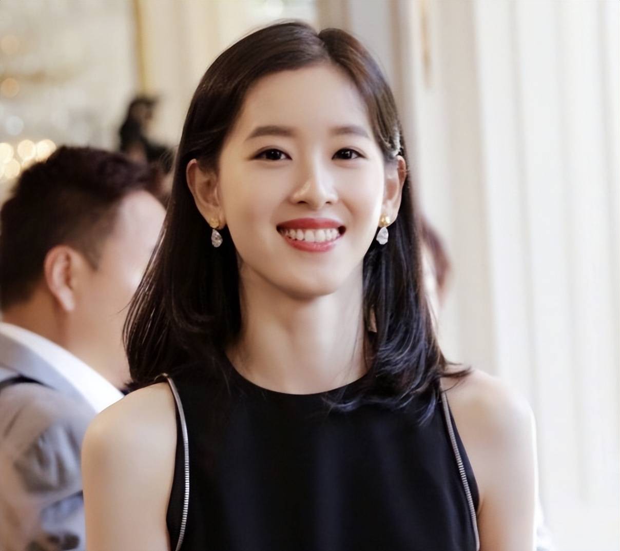 王思聪嘲"睡二代",丢清华大学脸,事实证明,章泽天才是人生赢家_刘强东