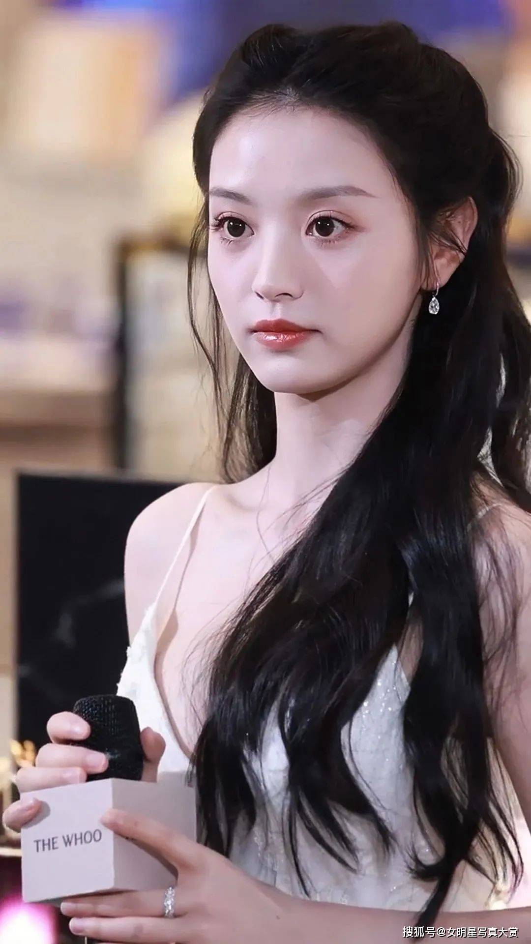 【田曦薇性感活动生图】饱满有料的身材,甜美迷人的气质_品牌_观众