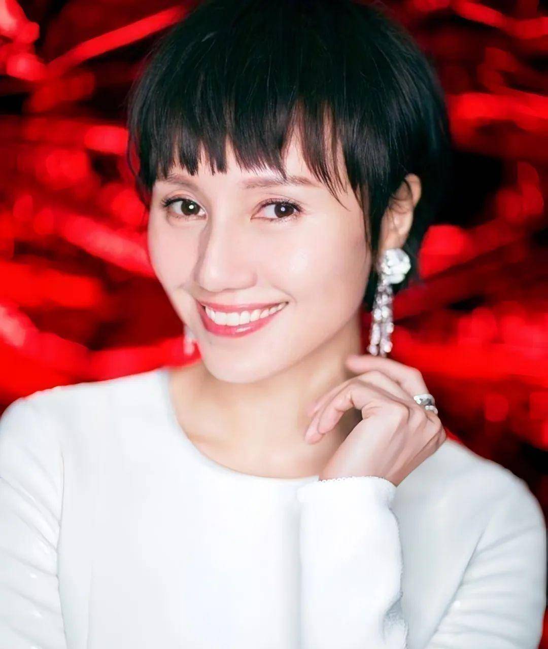 45岁袁泉活得像中年女性典范:短发,裙子过膝,美得惊人_时尚_色彩_气质