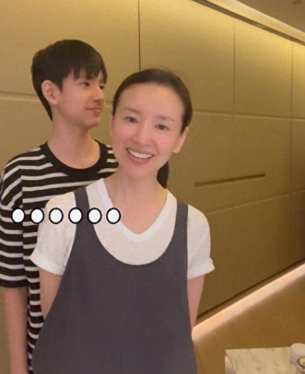 董洁停工在家陪儿子,14岁顶顶身高突增,长相不随爸却神似梁朝伟
