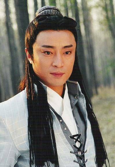 在剧中,何中华饰演神剑山庄三少爷,被誉为"天下第一神剑",不仅是一个