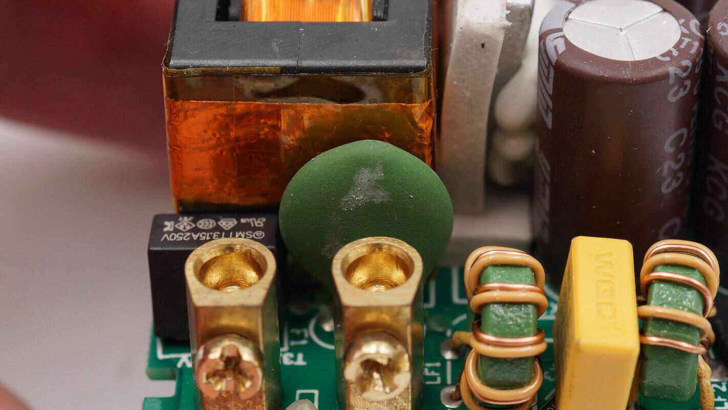 输入端保险丝规格为3.15a 250v.输入端导线采用黄铜接线柱连接.