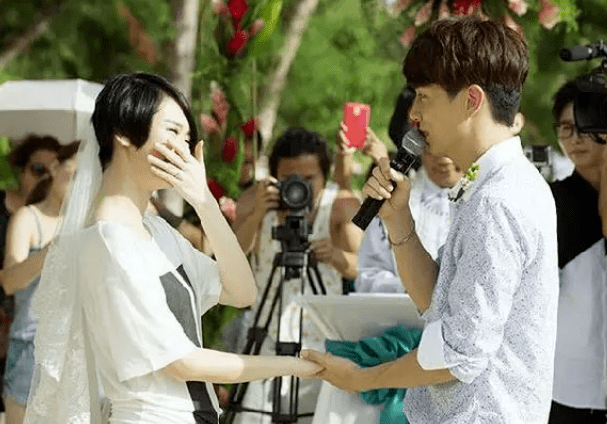 同年,两人举办了婚礼.2014年,李承铉向戚薇求婚.