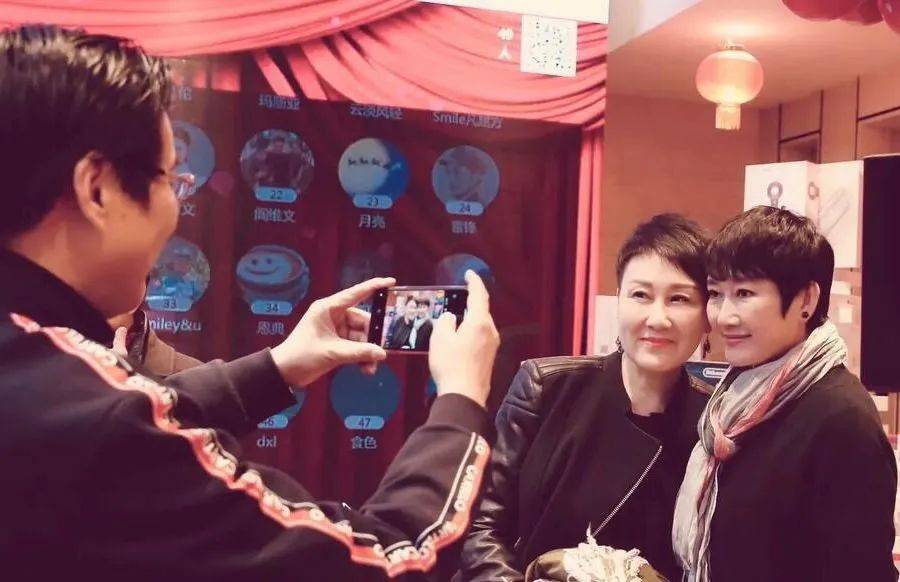 62岁成方圆变化太大,瘦骨嶙峋老得让人认不出,小2岁张凯丽还在扮嫩装