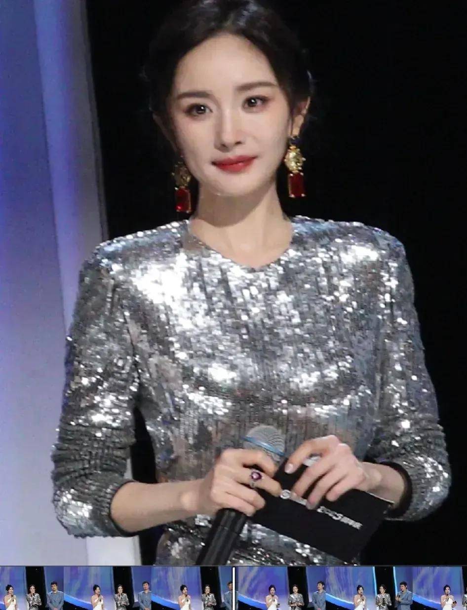 杨幂银色亮片露背长裙,身材凹凸有致一览无余,让人羡慕不已.