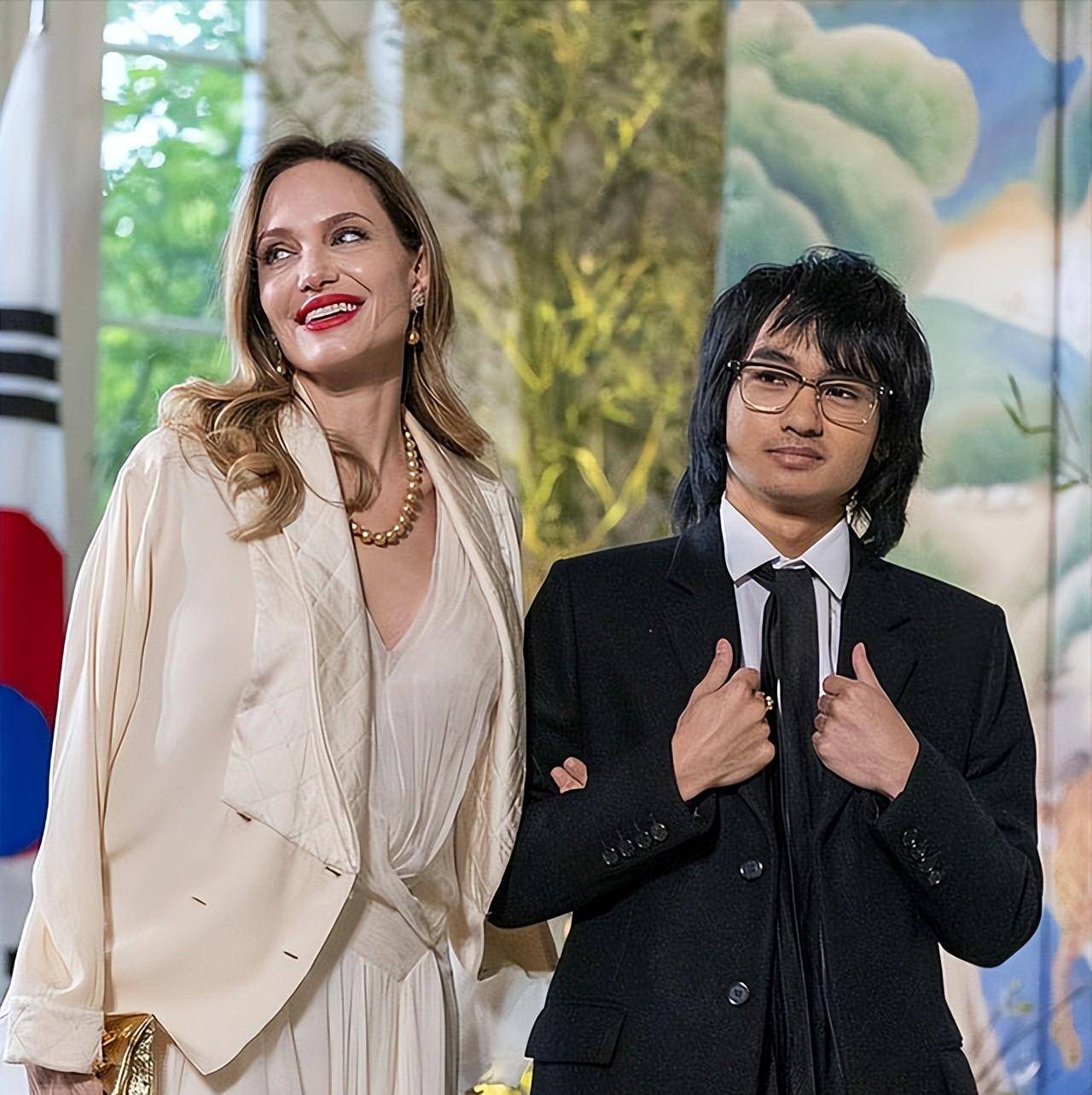 7岁朱莉携子亮相国宴!