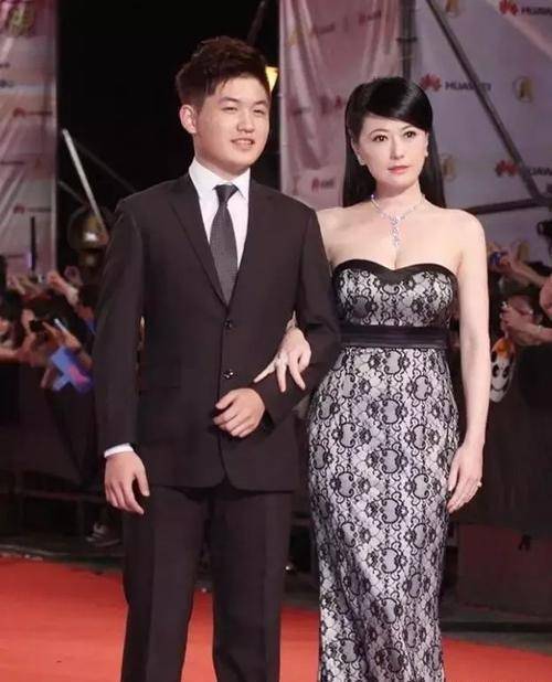 如今已经55岁的戈伟如,儿子都已经20多岁了,但她的容貌与身材好像未曾