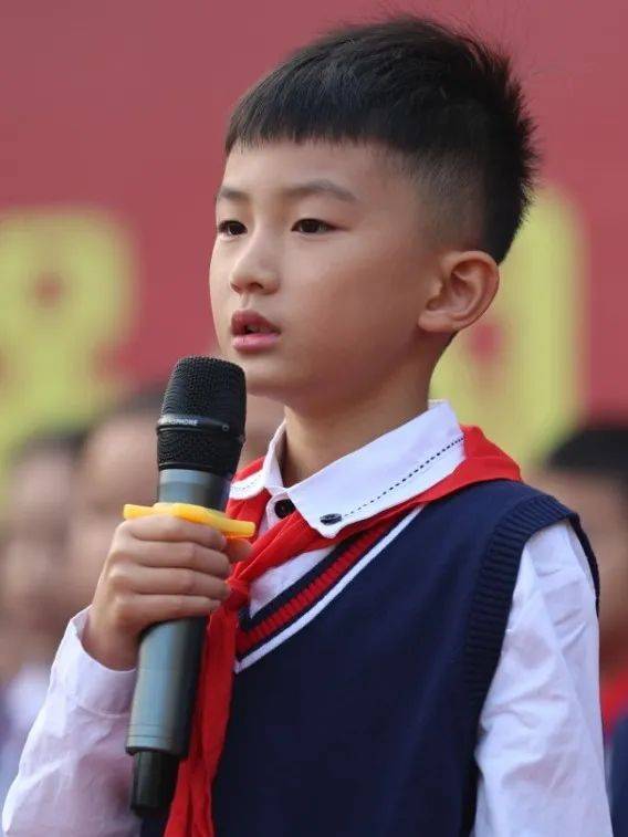 本次升旗仪式由王烨,王子琛同学主持.