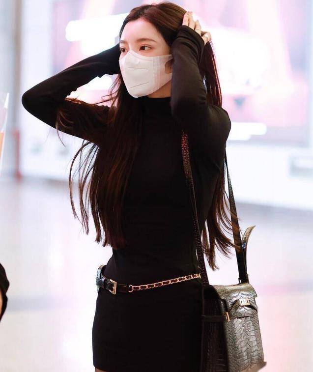 戴燕妮回归造型风格,身穿黑色裤袜和紧身连衣裙,秀出迷人曲线!