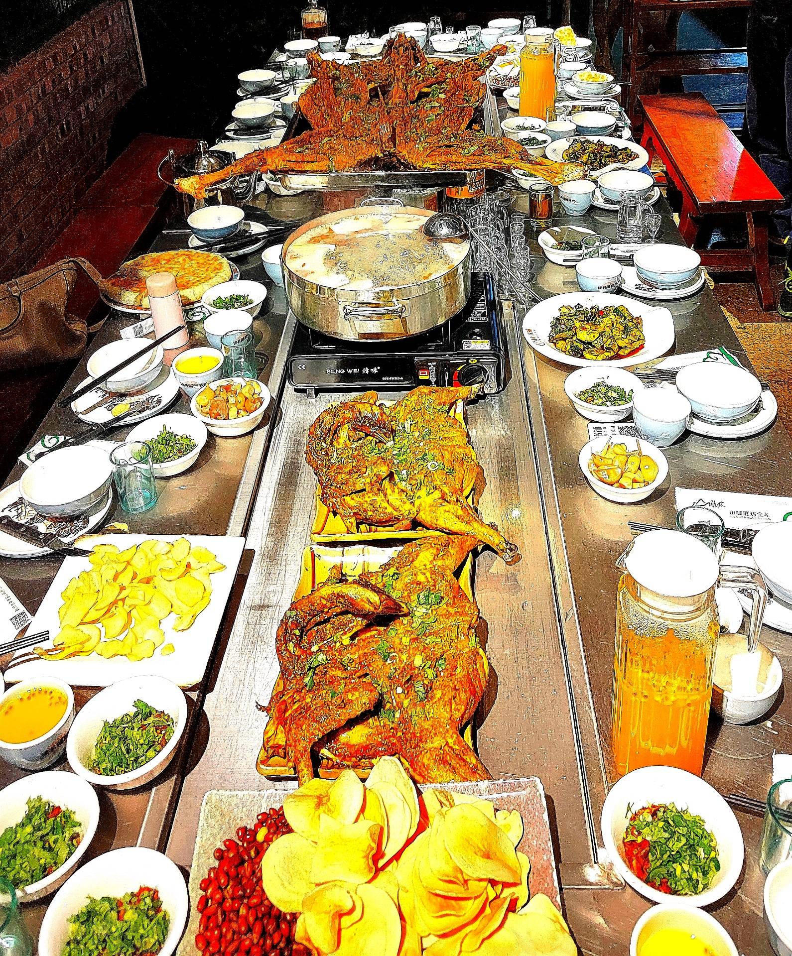 昆明秋天靓丽的乡村美食:山脚底烤全羊_餐厅_云南_香辣