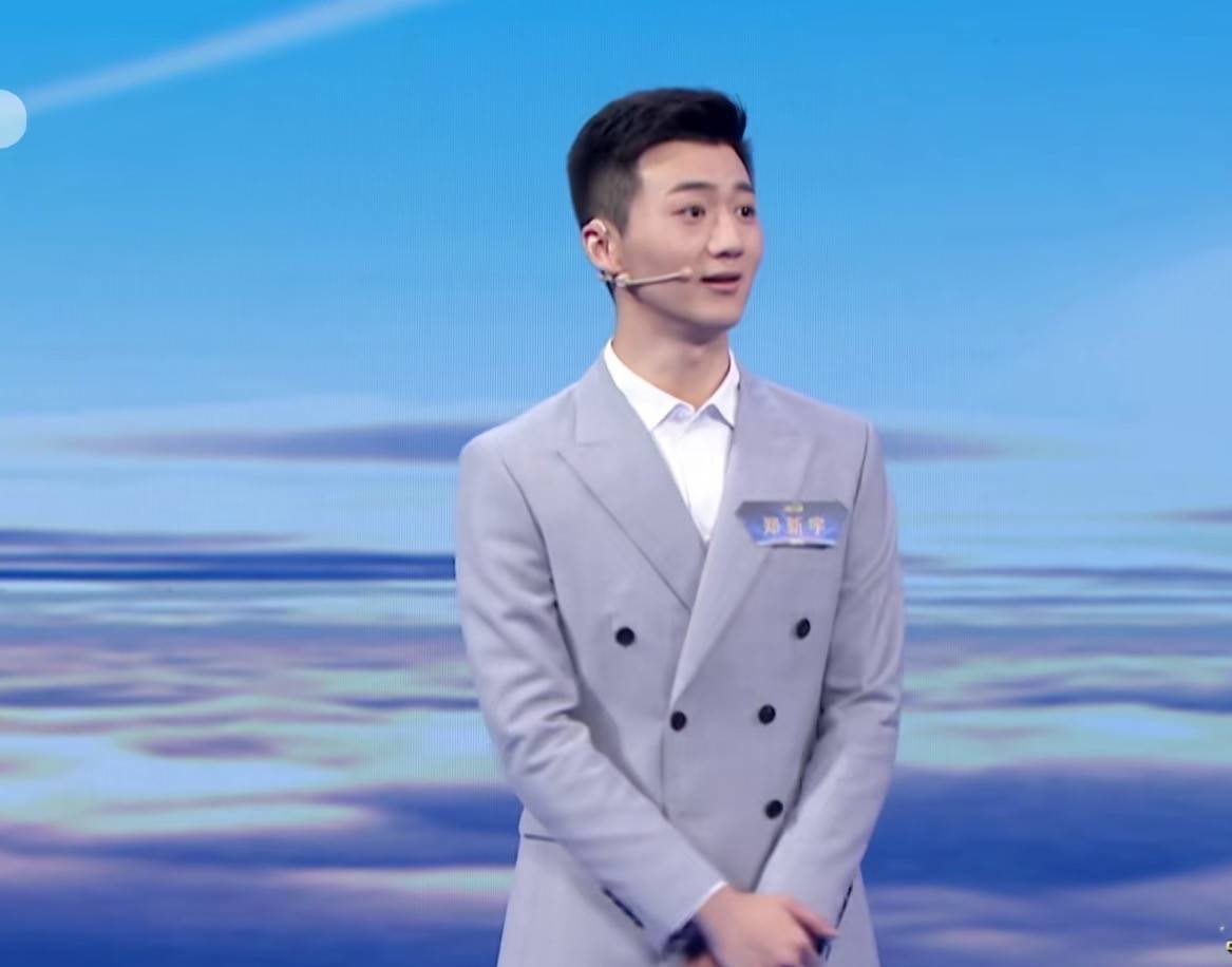 央视再出人才,《主持人大赛》1米84长腿男神晋级,颜值不输任鲁豫_选手