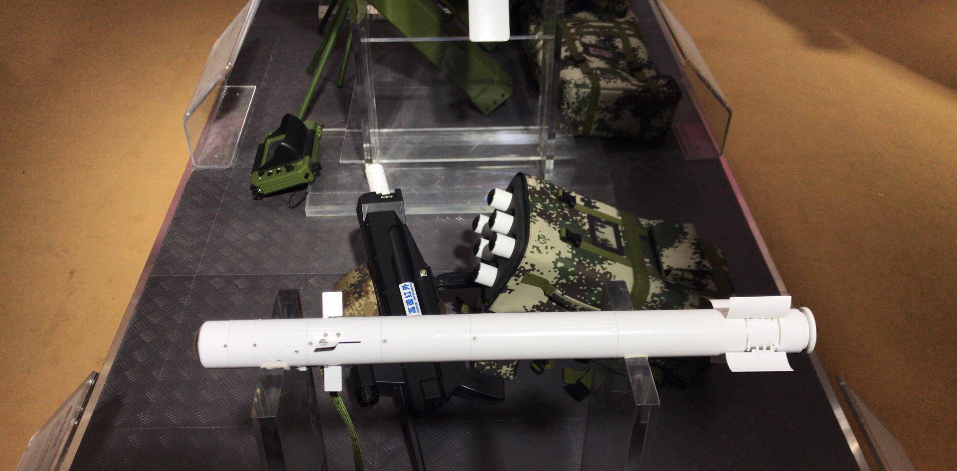 中国微型导弹一人能带6枚,1枚能炸毁辆悍马_进行_优势_战场