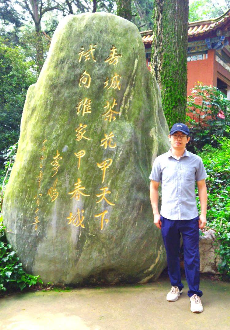 东篱诗酒乐,独笑老夫狂.肯任三秋尽,长留一段香.